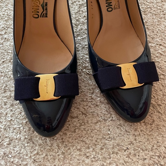Salvatore Ferragamo navy blue patent leather pumps heels almond pointy toe 8.5 - Picture 7 of 13